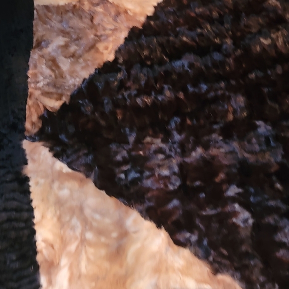 VINTAGE BEAUTIFUL ALPAC 75X75" DIAMOND PATTERN RUG IN EXCELLENT CONDITION - Picture 4 of 16